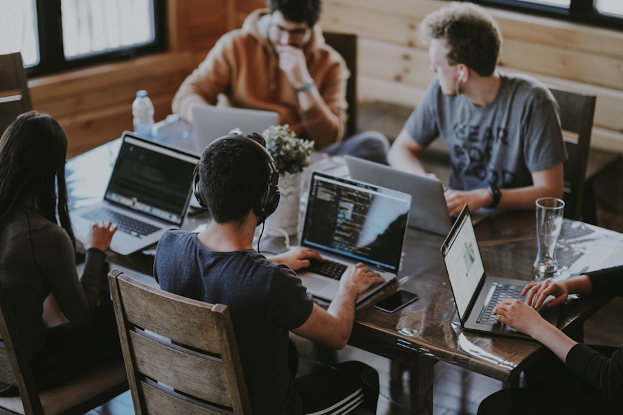 Team bei der gemeinsamen Arbeit an digitalen Lösungen